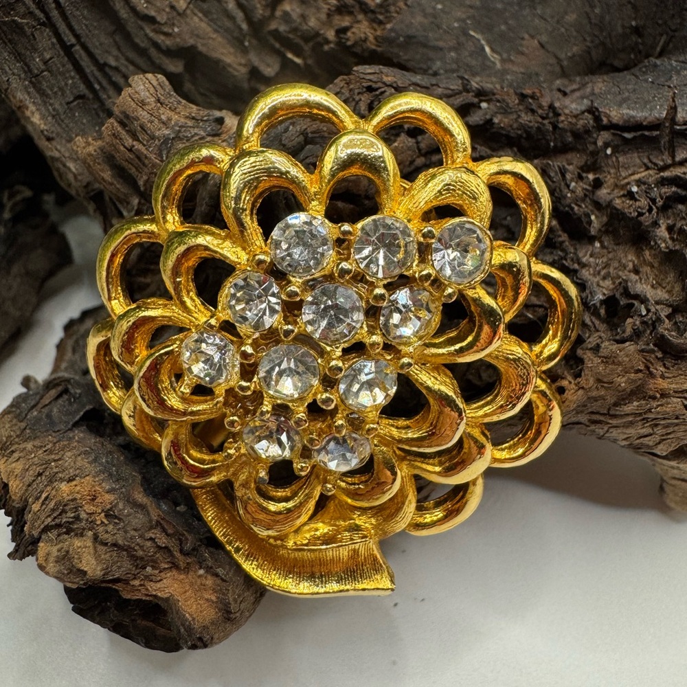 Vintage brooch - brushed & polished gold-tone and clear glass stone, EUC